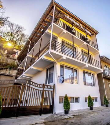 Фотографии Отель Hotel Caucasus Borjomi г. Боржоми (Грузия) №1 Фото Отель Hotel Caucasus Borjomi г. Боржоми 1