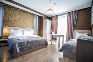 Фото номера Улучшенный трехместный номер Отель Milano Palace Borjomi г. Боржоми 9