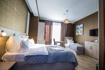 Фото номера Улучшенный трехместный номер Отель Milano Palace Borjomi г. Боржоми 15