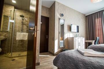 Фото номера Улучшенный трехместный номер Отель Milano Palace Borjomi г. Боржоми 12