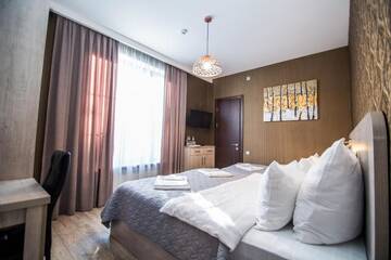 Фото номера Улучшенный трехместный номер Отель Milano Palace Borjomi г. Боржоми 19