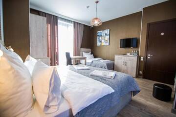 Фото номера Улучшенный трехместный номер Отель Milano Palace Borjomi г. Боржоми 14