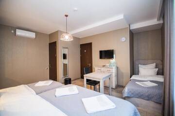Фото номера Классический четырехместный номер Отель Milano Palace Borjomi г. Боржоми 4