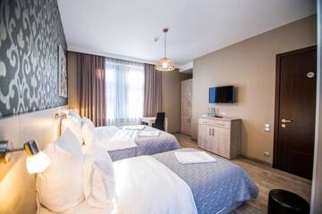 Фото номера Улучшенный трехместный номер Отель Milano Palace Borjomi г. Боржоми 25