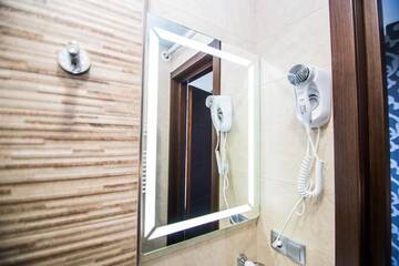 Фото номера Улучшенный трехместный номер Отель Milano Palace Borjomi г. Боржоми 27