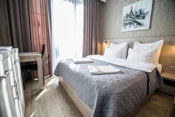 Фото номера Улучшенный двухместный номер с 1 кроватью Отель Milano Palace Borjomi г. Боржоми 5