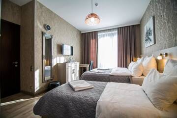 Фото номера Улучшенный трехместный номер Отель Milano Palace Borjomi г. Боржоми 5