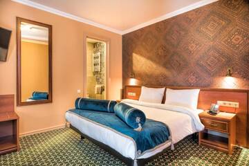 Фото номера Стандартный номер с кроватью размера &quot;queen-size&quot; Отель Golden Tulip Borjomi г. Боржоми 6