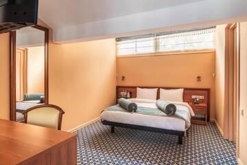 Фото номера Стандартный номер с кроватью размера &quot;queen-size&quot; Отель Golden Tulip Borjomi г. Боржоми 7