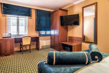 Фото номера Стандартный номер с кроватью размера &quot;queen-size&quot; Отель Golden Tulip Borjomi г. Боржоми 8