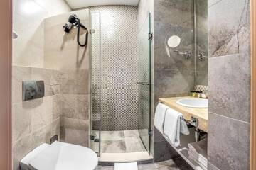 Фото номера Стандартный номер с кроватью размера &quot;queen-size&quot; Отель Golden Tulip Borjomi г. Боржоми 13