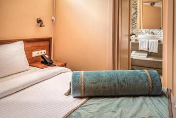 Фото номера Стандартный номер с кроватью размера &quot;queen-size&quot; Отель Golden Tulip Borjomi г. Боржоми 9