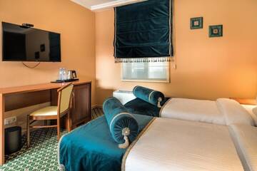 Фото номера Стандартный двухместный номер с 2 отдельными кроватями Отель Golden Tulip Borjomi г. Боржоми 3