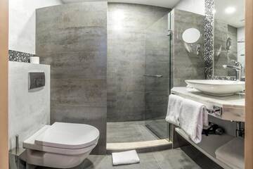 Фото номера Люкс с видом на горы Отель Golden Tulip Borjomi г. Боржоми 9