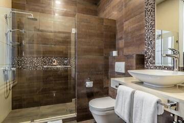Фото номера Люкс с террасой Отель Golden Tulip Borjomi г. Боржоми 3