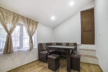 Фото номера Стандартный трехместный номер Отели типа «постель и завтрак» Guest House Khatuna г. Боржоми 20