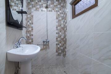 Фото номера Стандартный трехместный номер Отели типа «постель и завтрак» Guest House Khatuna г. Боржоми 24