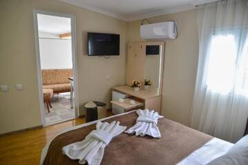 Фото номера Трехместный номер с балконом Отель Hotel Victoria г. Боржоми 3