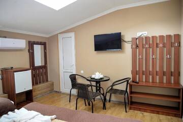 Фото номера Стандартный трехместный номер Отель Hotel Victoria г. Боржоми 4