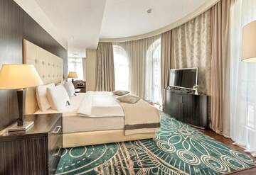 Фото номера Номер с кроватью размера &quot;king-size&quot; и видом - Для некурящих Отель Crowne Plaza - Borjomi г. Боржоми 2