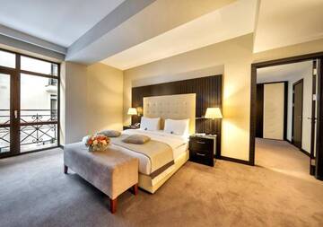 Фото номера Люкс с 2 кроватями – для некурящих Отель Crowne Plaza - Borjomi г. Боржоми 2