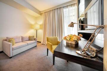 Фото номера Клубный номер с кроватью размера &quot;king-size&quot; Отель Crowne Plaza - Borjomi г. Боржоми 5