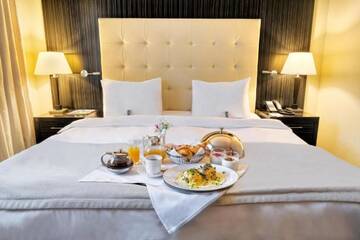 Фото номера Клубный номер с кроватью размера &quot;king-size&quot; Отель Crowne Plaza - Borjomi г. Боржоми 4