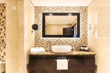 Фото номера Клубный номер с кроватью размера &quot;king-size&quot; Отель Crowne Plaza - Borjomi г. Боржоми 8