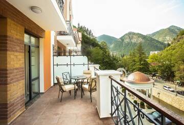 Фото номера Клубный номер с кроватью размера &quot;king-size&quot; Отель Crowne Plaza - Borjomi г. Боржоми 10