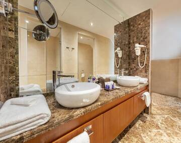 Фото номера Люкс - Для некурящих Отель Crowne Plaza - Borjomi г. Боржоми 3
