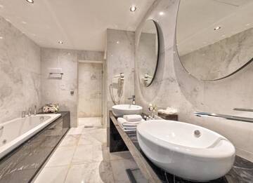Фото номера Представительский люкс - Для некурящих Отель Crowne Plaza - Borjomi г. Боржоми 5