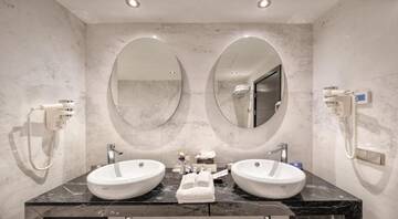 Фото номера Представительский люкс - Для некурящих Отель Crowne Plaza - Borjomi г. Боржоми 4