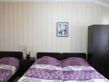 Фото номера Трехместный номер с балконом Мини-отель Nick&amp;David INN г. Боржоми 4