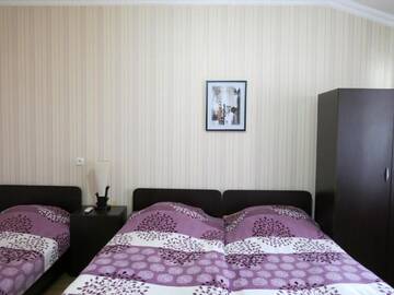Фото номера Трехместный номер с балконом Мини-отель Nick&amp;David INN г. Боржоми 8