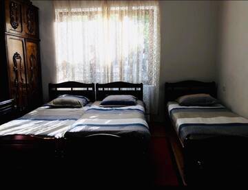 Фото номера Бюджетный трехместный номер Гостевой дом GuestHouse Greenside г. Боржоми 2