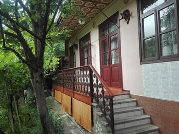 Фото номера Трехместный номер с балконом Гостевой дом Alex г. Боржоми 22